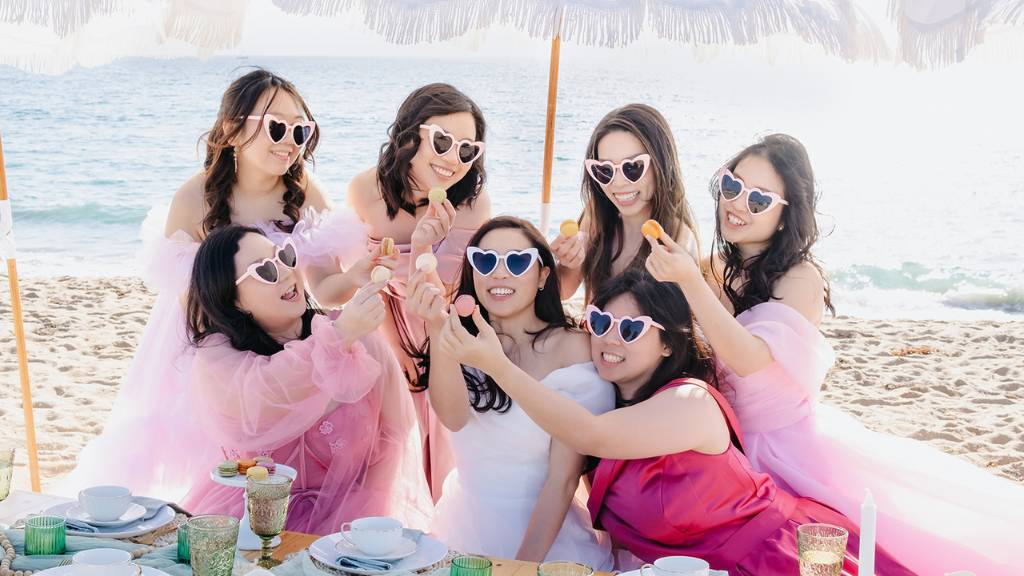 ©️ Picnic Makers - https://picnicmakers.com/ bride tribe beach cheers