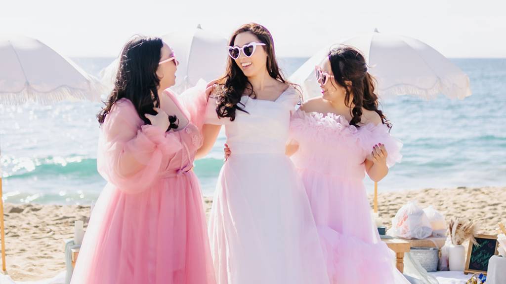 ©️ Picnic Makers - https://picnicmakers.com/ bridesmaids pink dresses beach