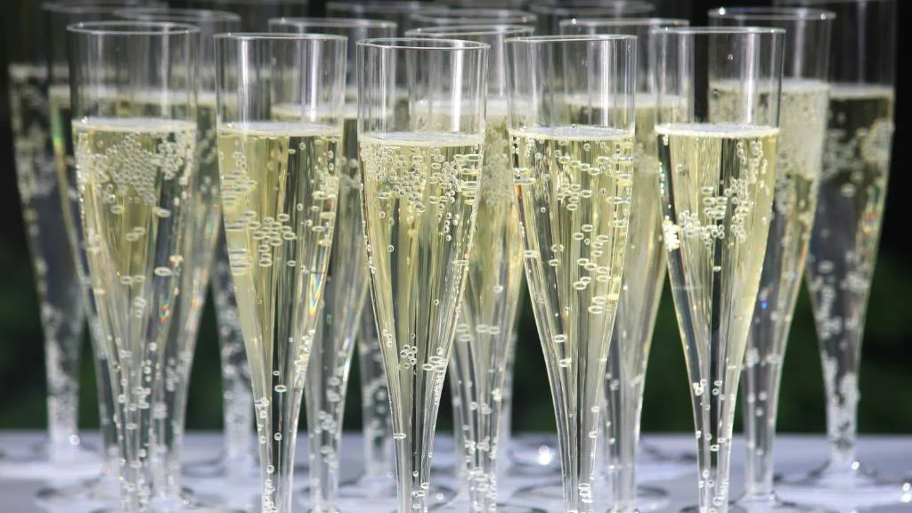plastic champagne flutes filled with bubbly