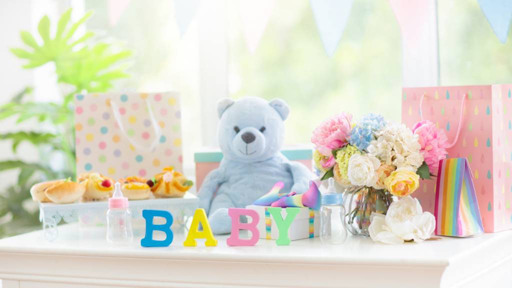 baby shower table decor with teddy bear