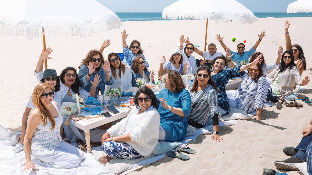 © Picnic Makers - https://picnicmakers.com/ friends at beach going away party