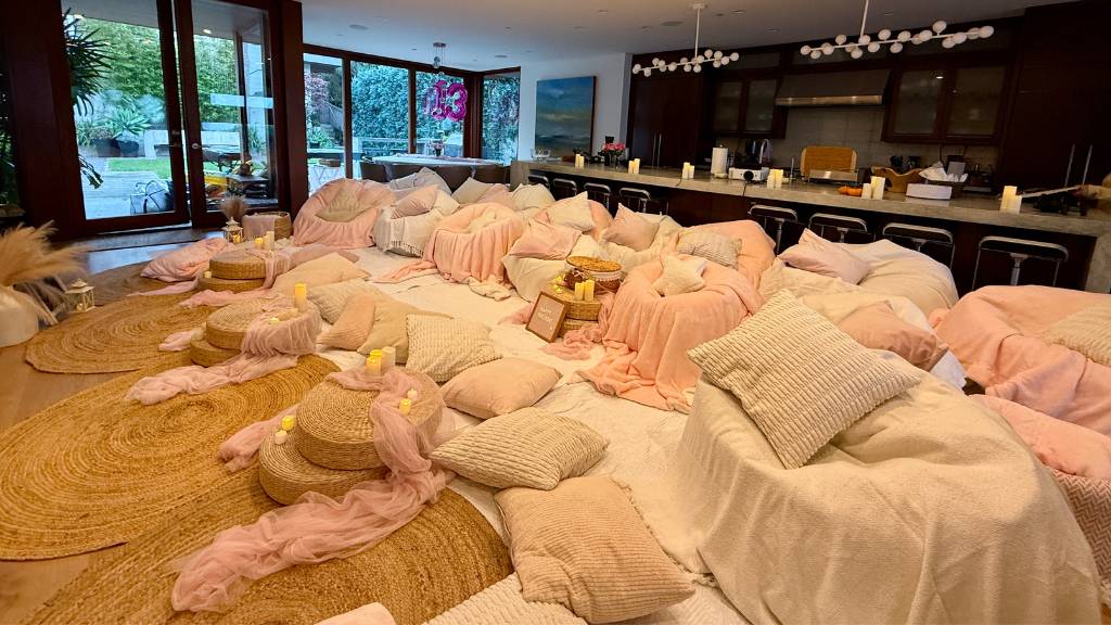 © Picnic Makers - https://picnicmakers.com/ cozy going away party lounge