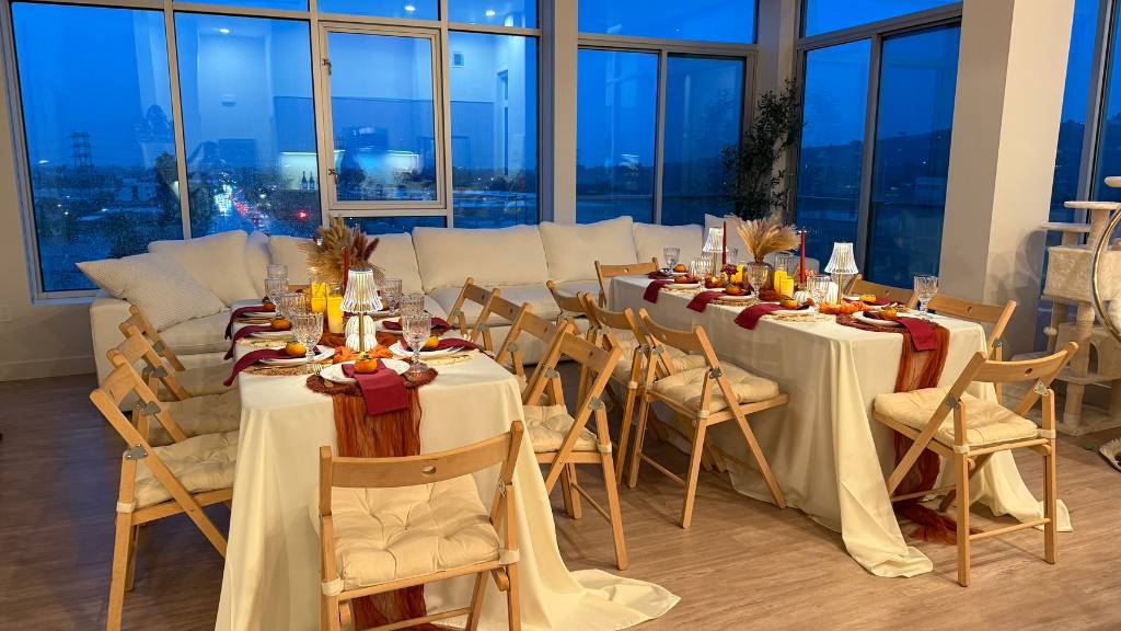 © Picnic Makers - https://picnicmakers.com/ indoor going away dinner table