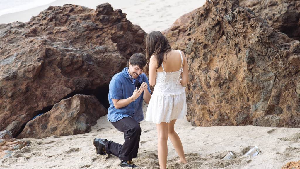 © Picnic Makers - https://picnicmakers.com/ photos beach proposal rocks