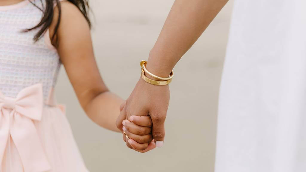 © Picnic Makers - https://picnicmakers.com/ mother daughter holding hands
