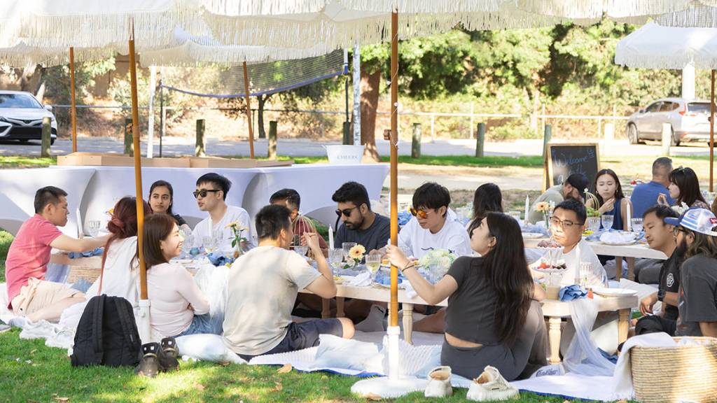 © Picnic Makers - https://picnicmakers.com/ company picnic networking circle