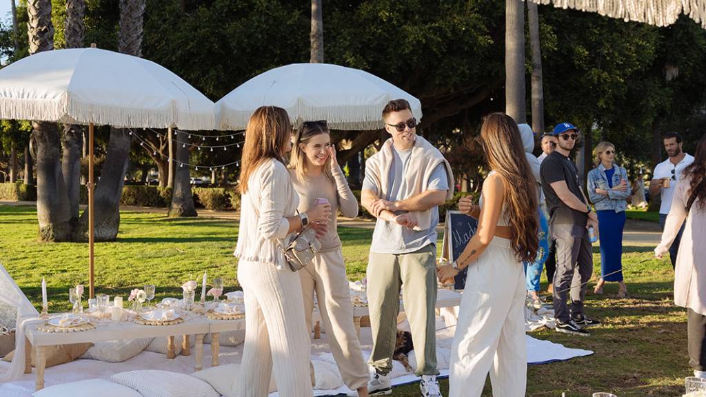 © Picnic Makers - https://picnicmakers.com/ outdoor networking conversation group