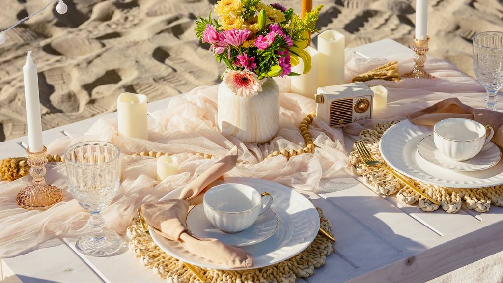 © Picnic Makers - https://picnicmakers.com/ boho beach tea party table