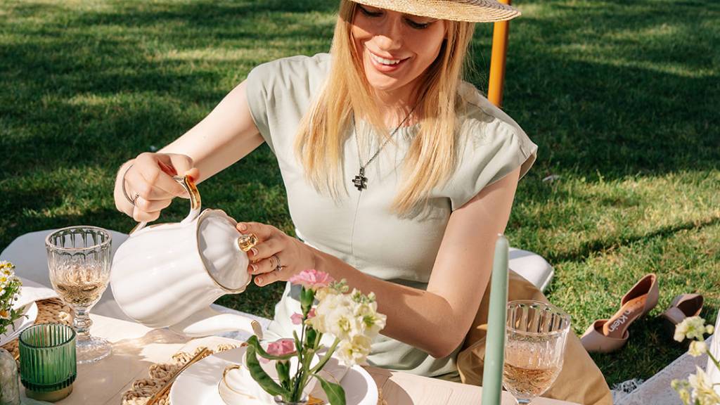 © Picnic Makers - https://picnicmakers.com/ garden tea party with guest