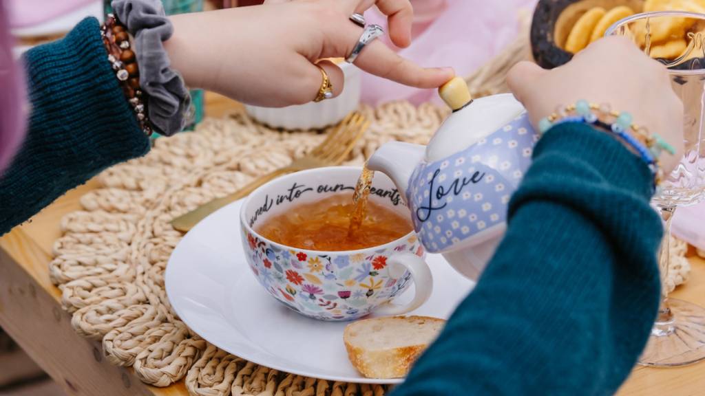© Picnic Makers - https://picnicmakers.com/ guests enjoying tea party snacks
