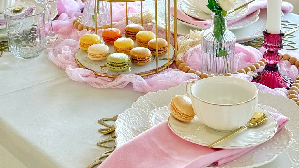 © Picnic Makers - https://picnicmakers.com/ macaron stand at tea party