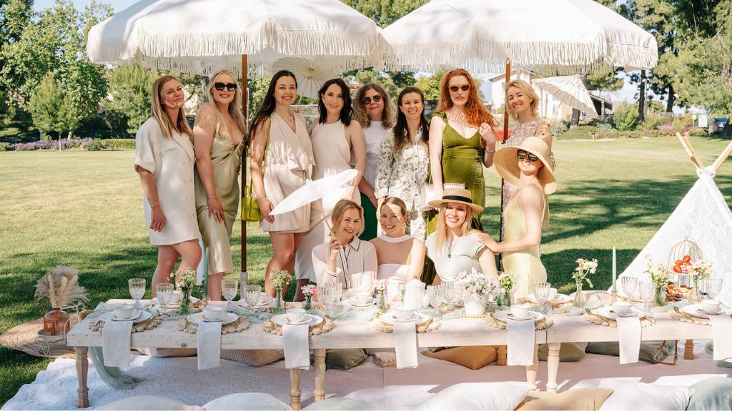 © Picnic Makers - https://picnicmakers.com/ group enjoying outdoor tea picnic