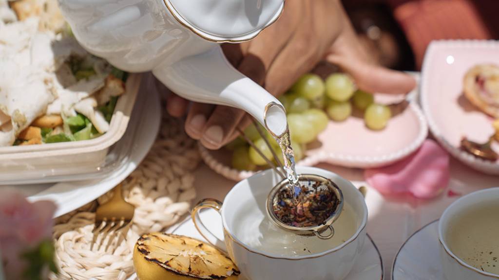 © Picnic Makers - https://picnicmakers.com/ pouring hot tea for guests
