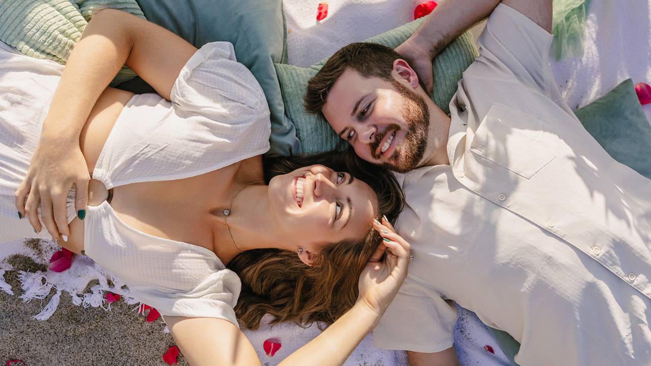 couple on la beach picnic