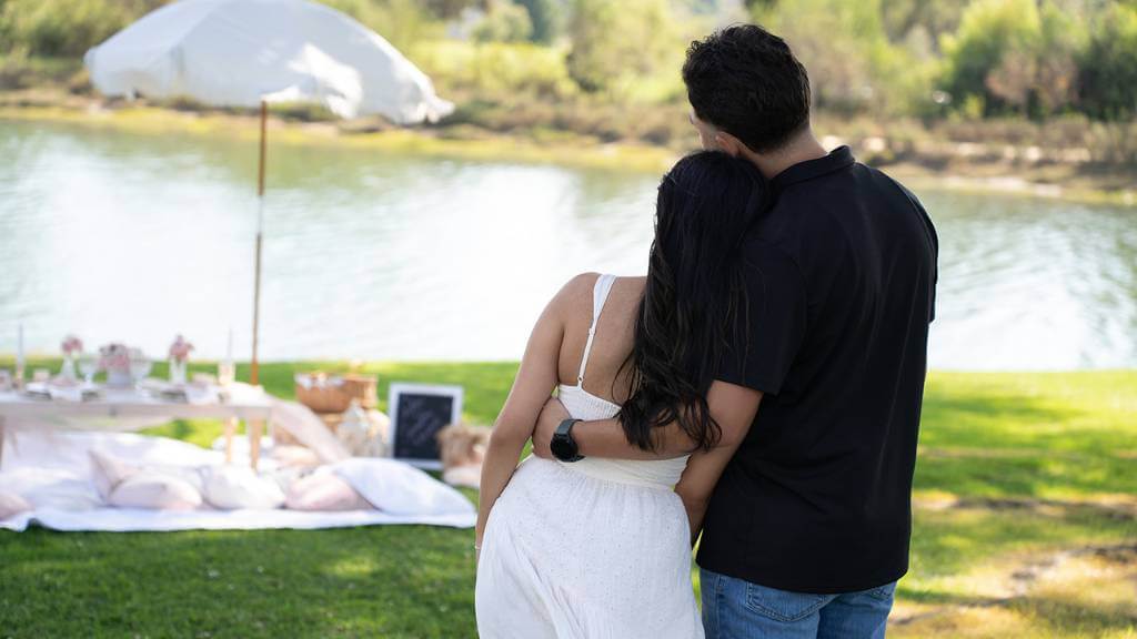 © Picnic Makers - https://picnicmakers.com/ romantic picnic at the park