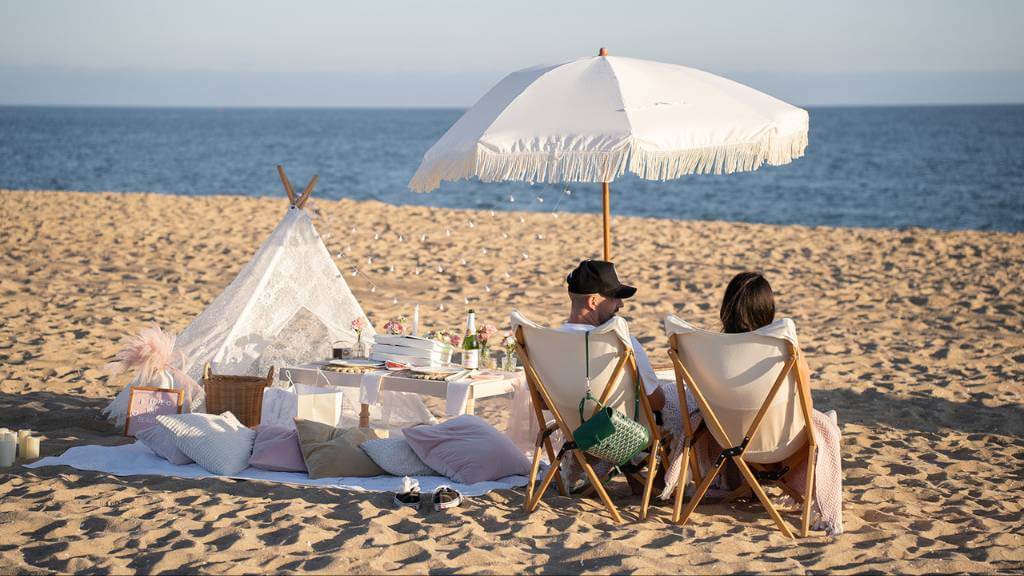 © Picnic Makers - https://picnicmakers.com/ valentines date at the beach