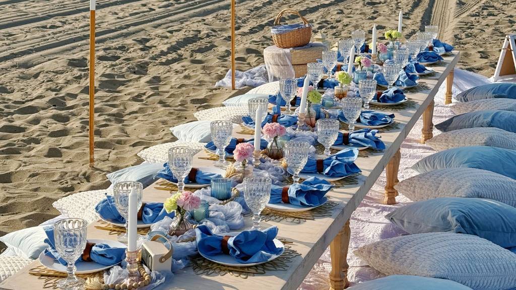 © Picnic Makers - https://picnicmakers.com/ elegant beach picnic setup
