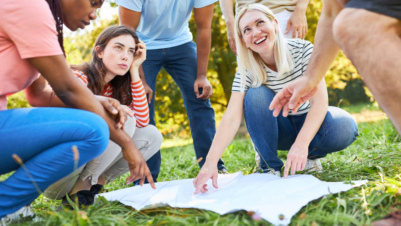 outdoor treasure hunt activity