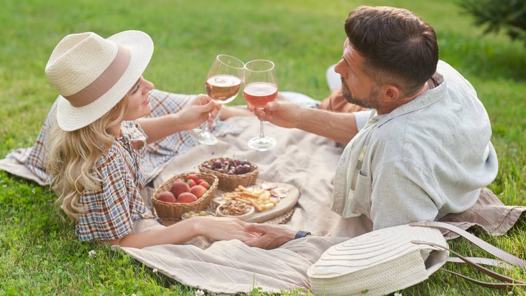couple enjoying picnic date