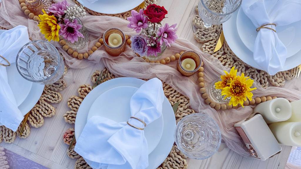 romantic picnic date table setting