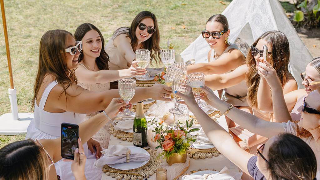 © Picnic Makers - https://picnicmakers.com/ friends playing bridal shower picnic game