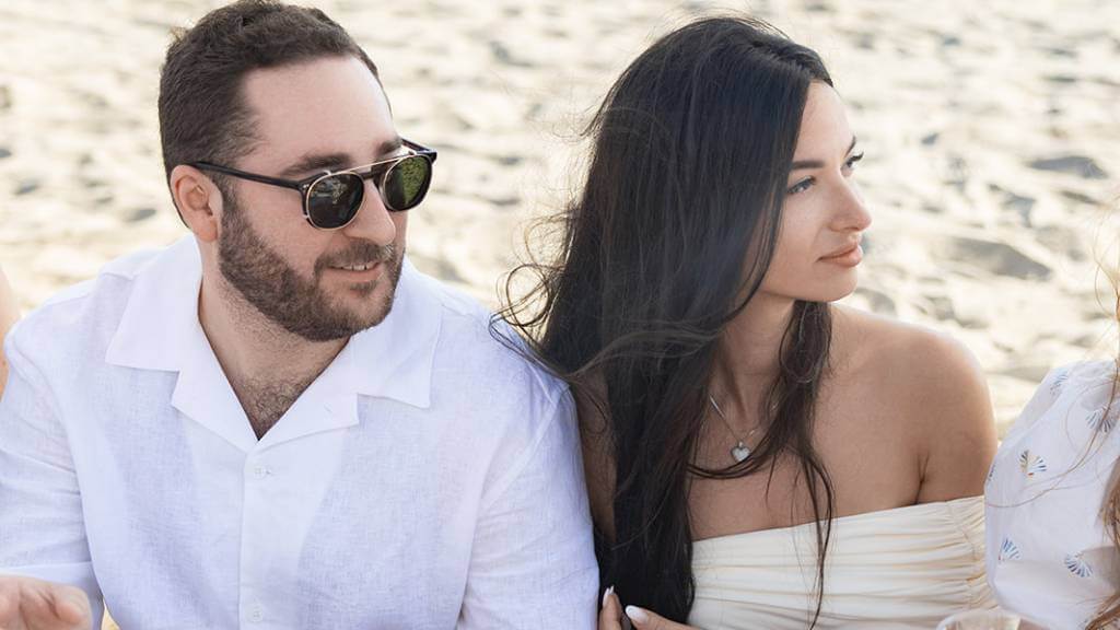 © Picnic Makers - https://picnicmakers.com/ couple answering bridal shower game questions