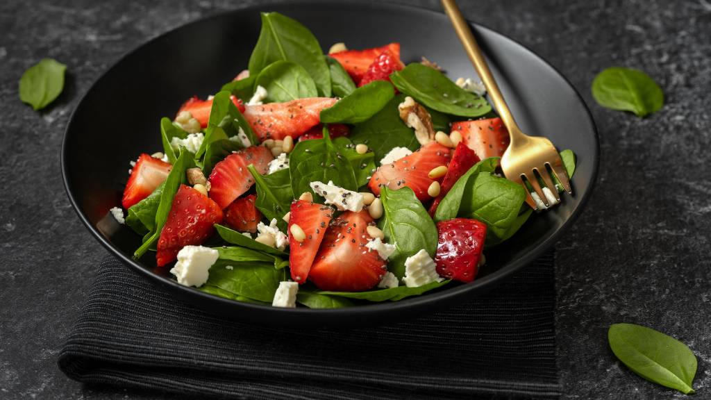 fresh spinach and tomato salad