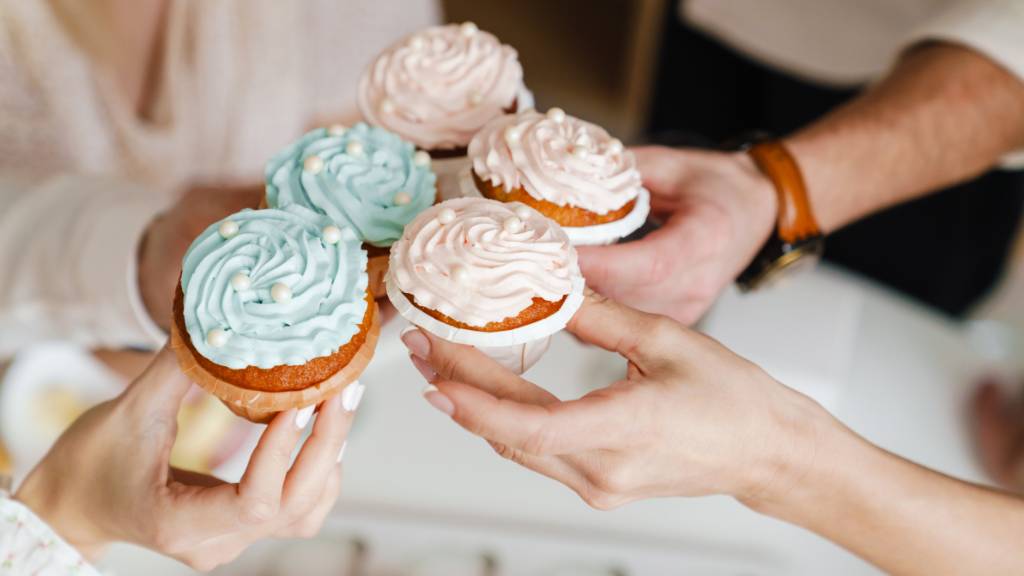 cupcake reveal with siblings