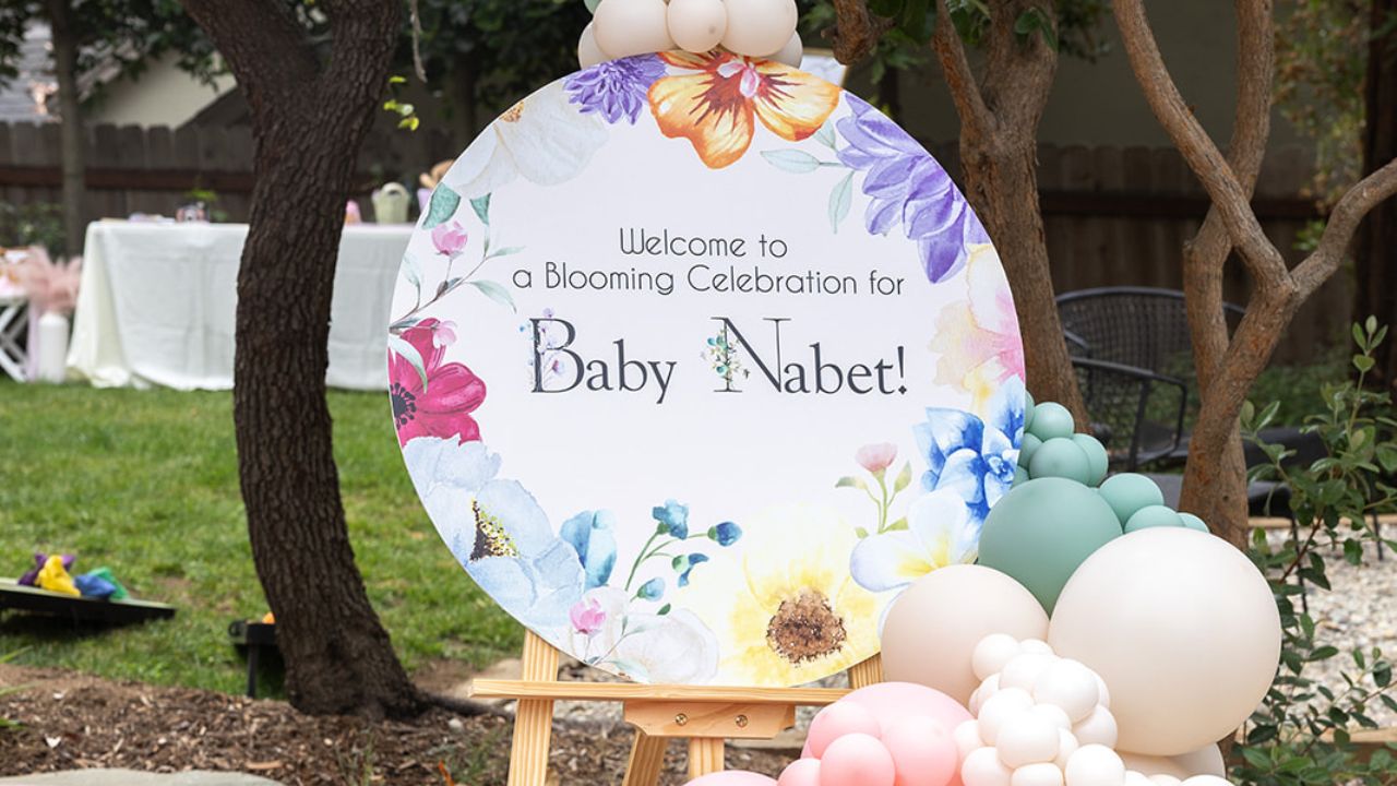 baby-welcome-sign-balloons baby welcome sign surrounded by balloons