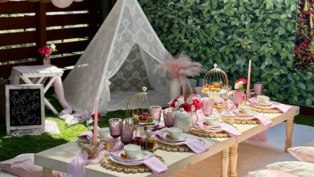 ©️ Picnic Makers - https://picnicmakers.com/ backyard kids picnic with pink table setting