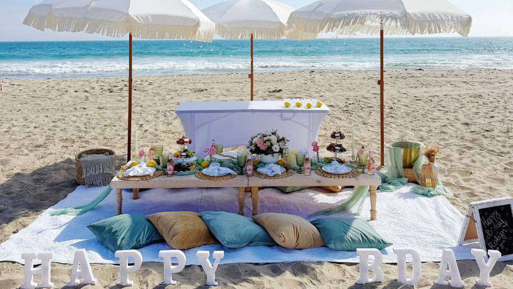 © Picnic Makers - https://picnicmakers.com/ beach birthday picnic with music and laughter