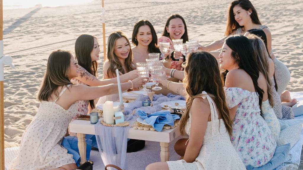© Picnic Makers - https://picnicmakers.com/ beach brunch bachelorette celebration