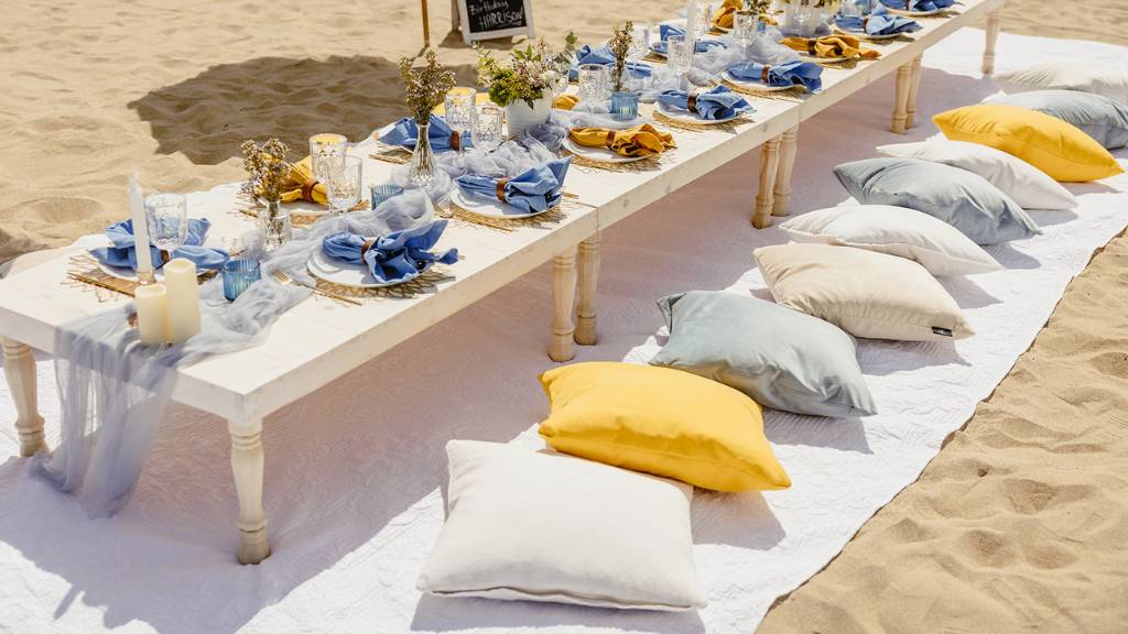 ©️ Picnic Makers - https://picnicmakers.com/ beach picnic setup