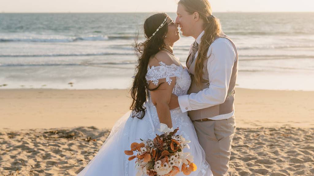 © Picnic Makers - https://picnicmakers.com/ beach wedding ceremony kiss