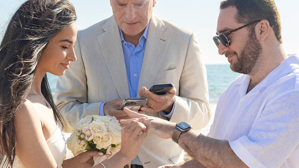 © Picnic Makers - https://picnicmakers.com/ ring exchange during beach ceremony