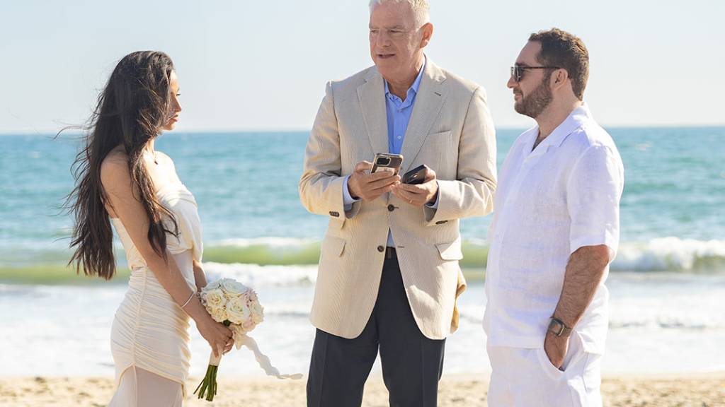 © Picnic Makers - https://picnicmakers.com/ officiant leading beach wedding vows