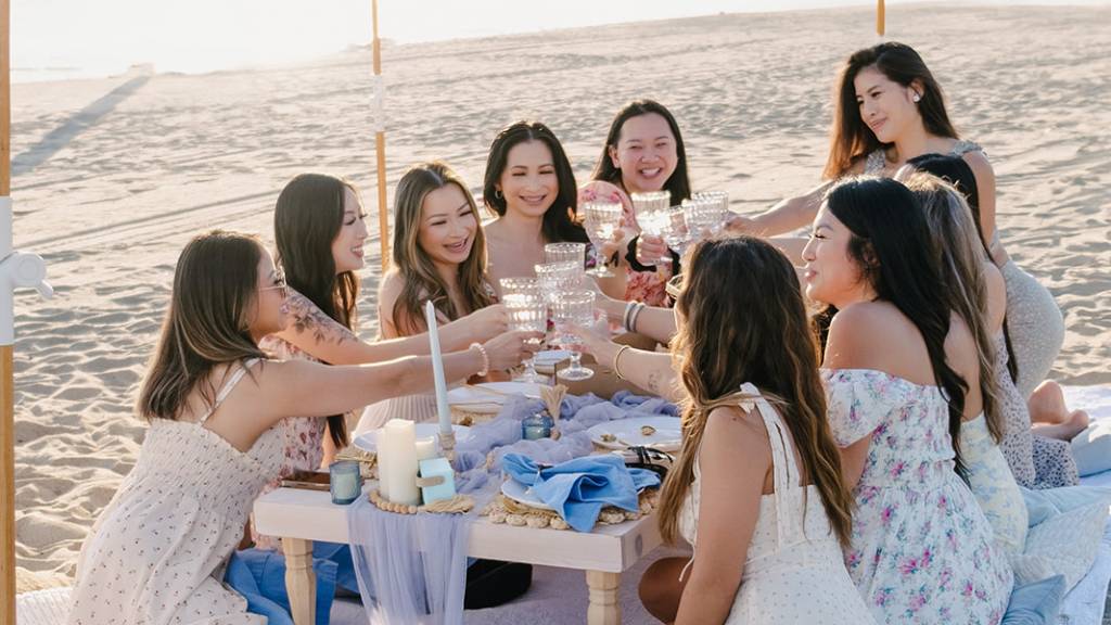 © Picnic Makers - https://picnicmakers.com/ friends celebrating diamond birthday on the beach