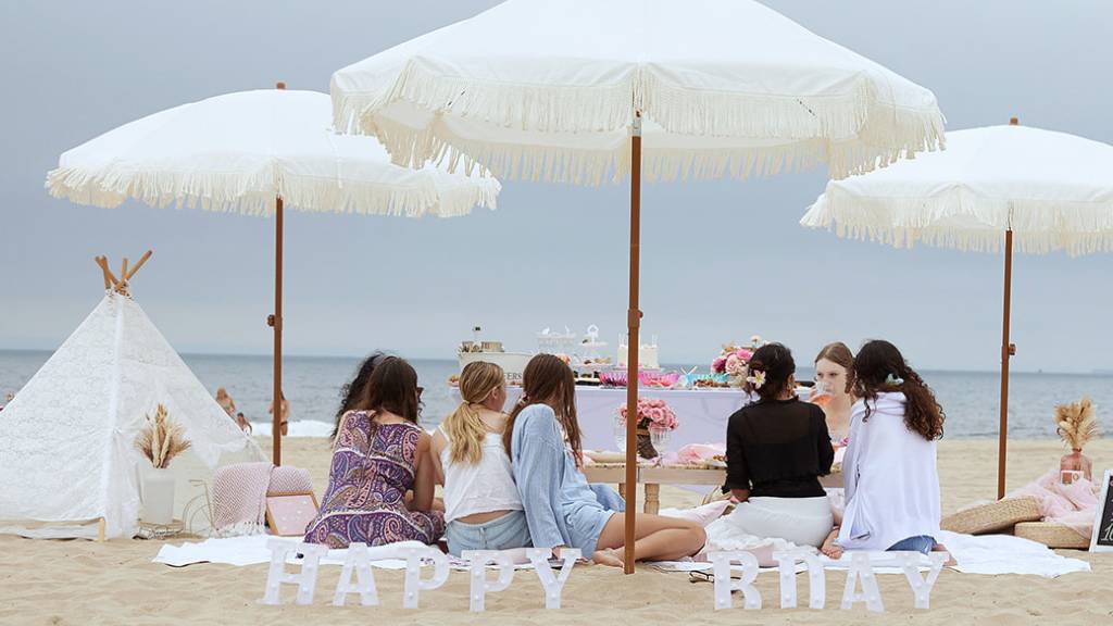 © Picnic Makers - https://picnicmakers.com/ group enjoying diamond birthday celebration