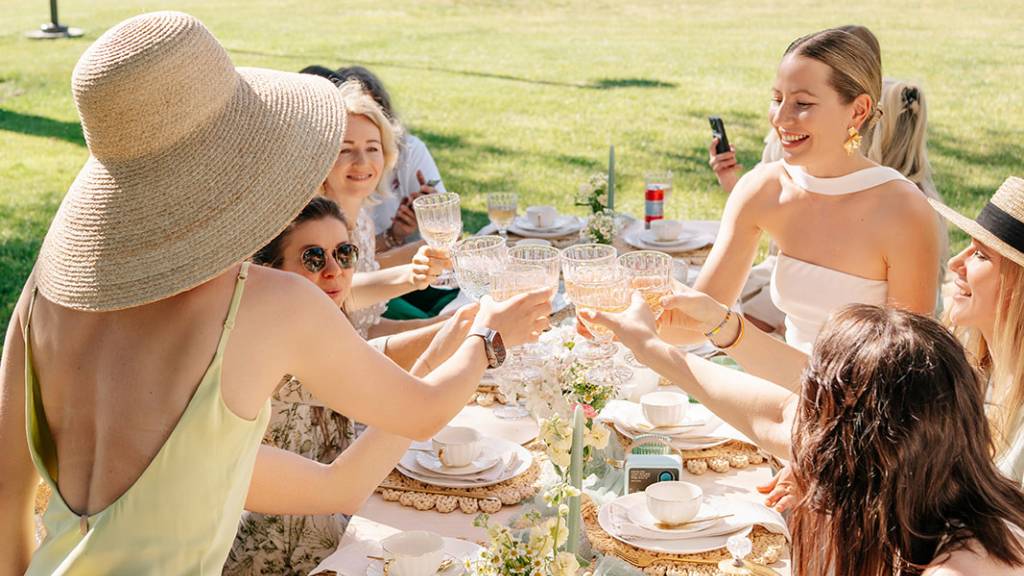 © Picnic Makers - https://picnicmakers.com/ friends celebrating diamond birthday picnic