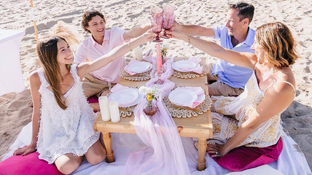 © Picnic Makers - https://picnicmakers.com/ family picnic with joyful celebration songs