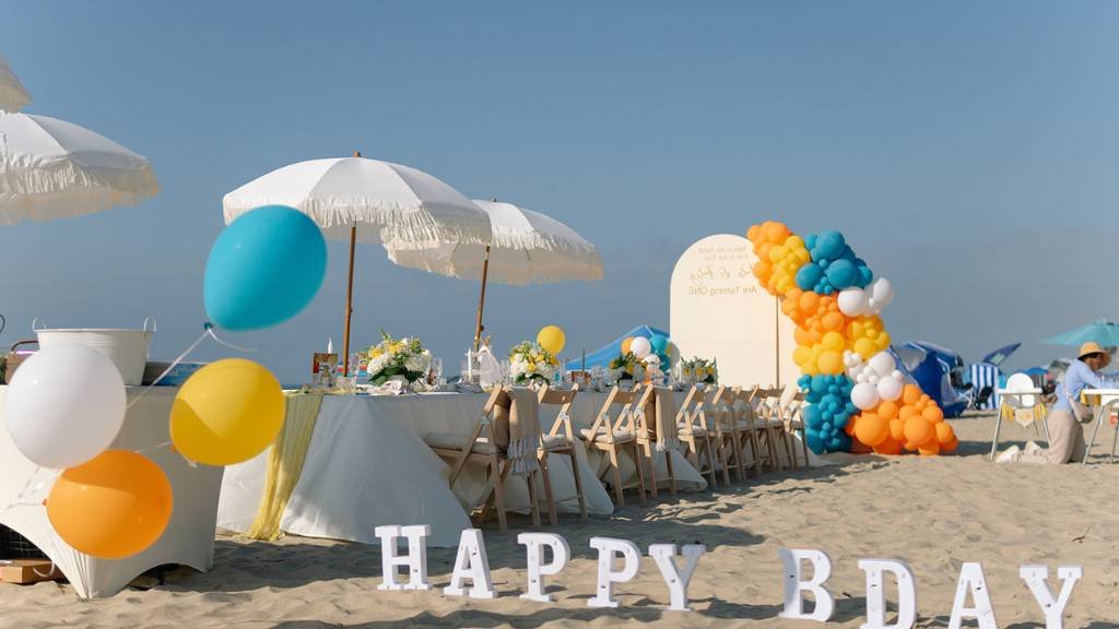 ©️ Picnic Makers - https://picnicmakers.com/  kids birthday picnic on the beach