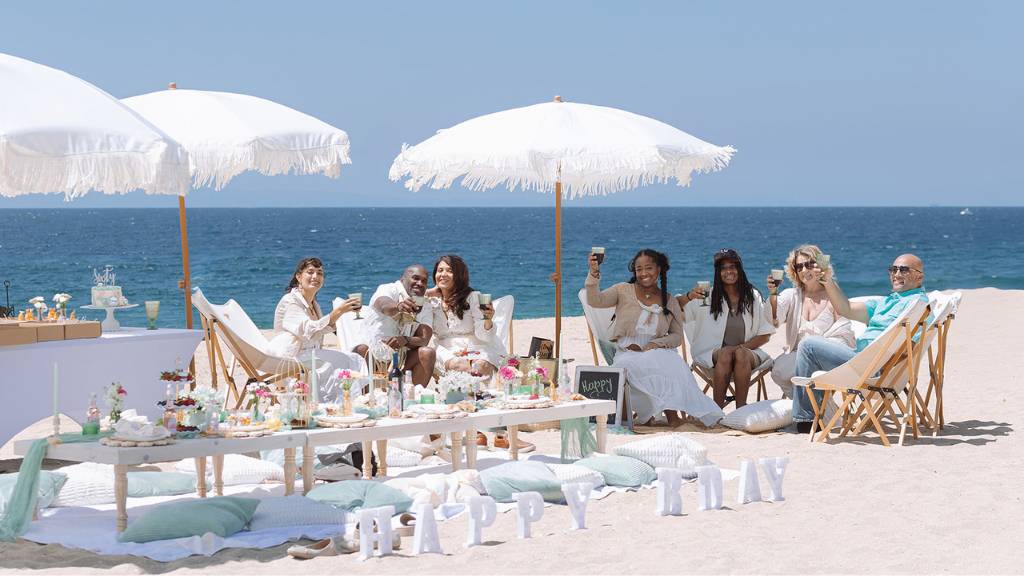 © Picnic Makers - https://picnicmakers.com/ luxury diamond birthday picnic on the beach