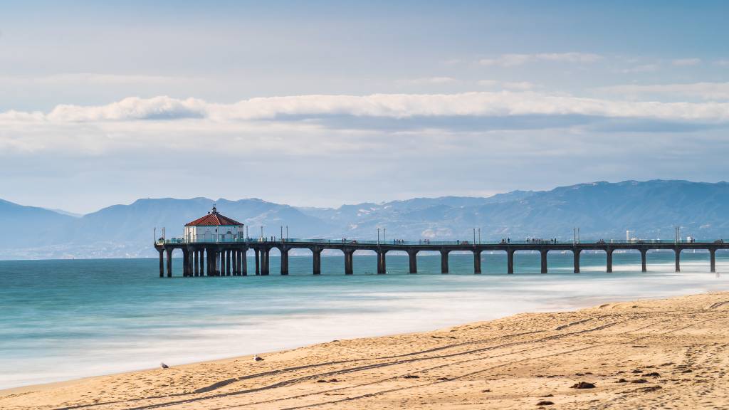 manhattan beach pier morning
