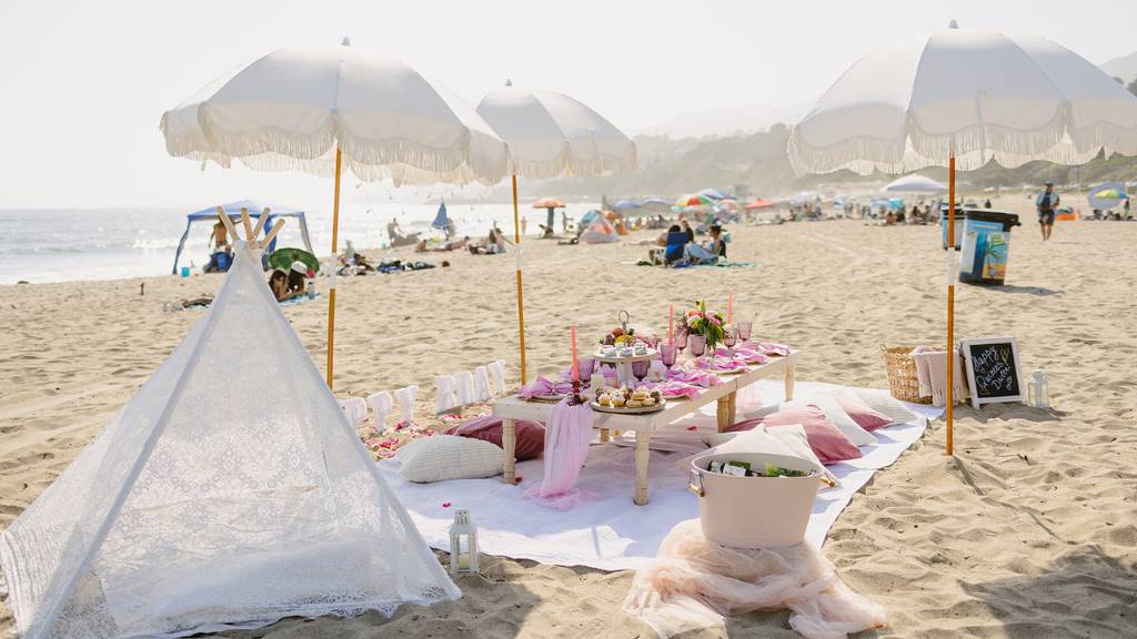 © Picnic Makers - https://picnicmakers.com/ pink and white decor for diamond birthday picnic