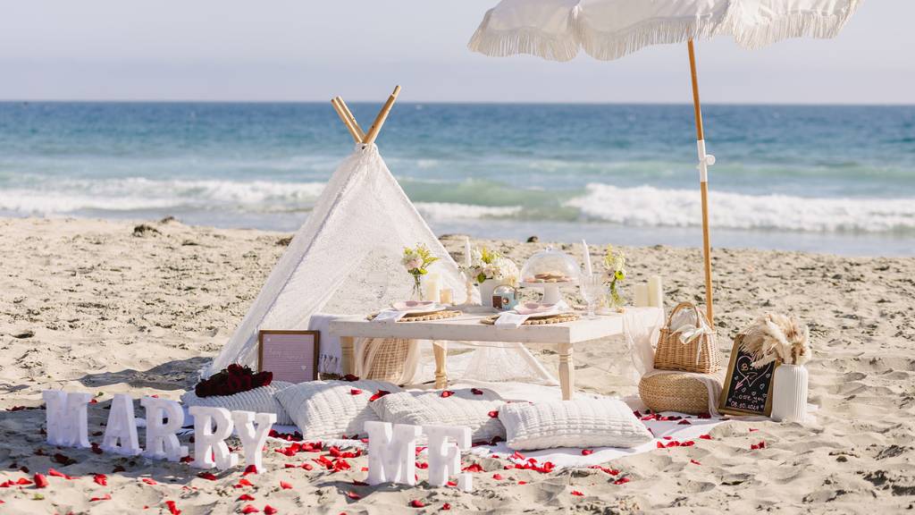 © Picnic Makers - https://picnicmakers.com/ romantic beach proposal with love songs