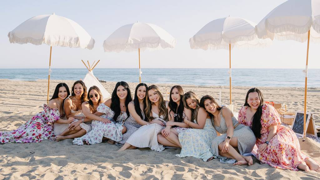 © Picnic Makers - https://picnicmakers.com/ friendsgiving at the beach picnic