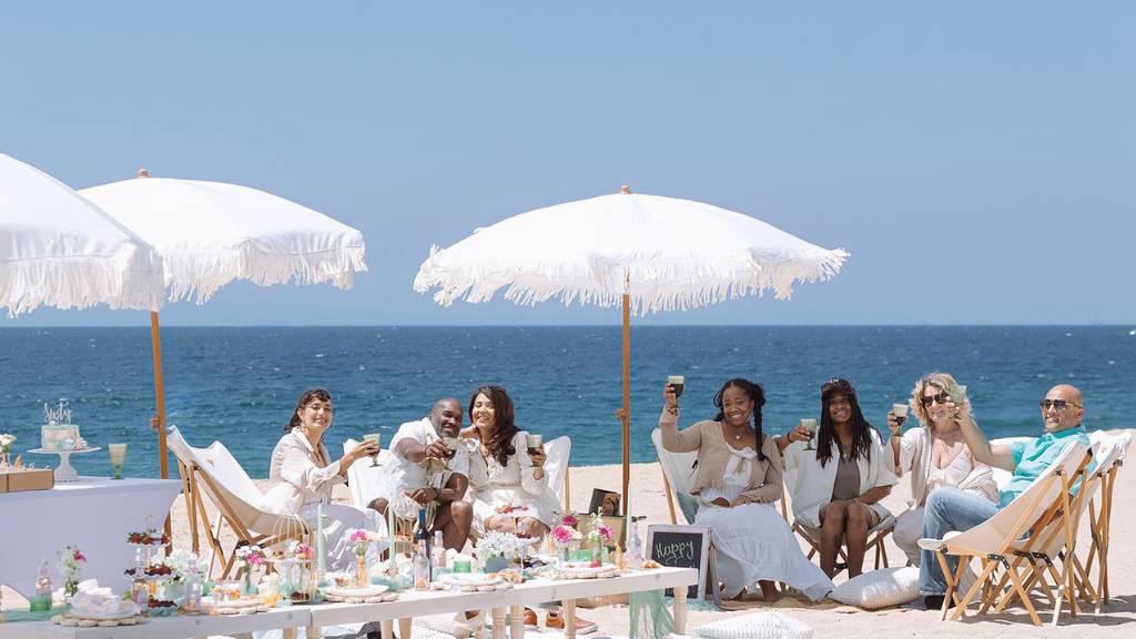 © Picnic Makers - https://picnicmakers.com/ beach friendsgiving picnic setup