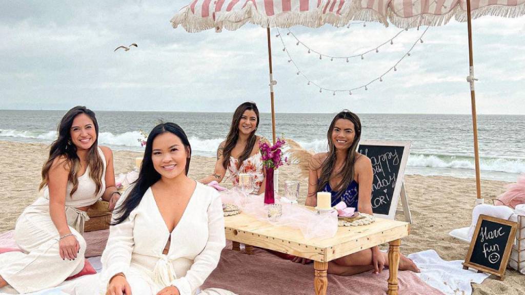 boho friendsgiving picnic table