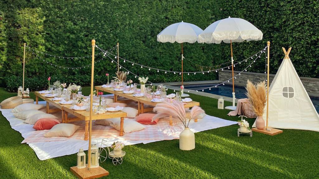 backyard friendsgiving picnic