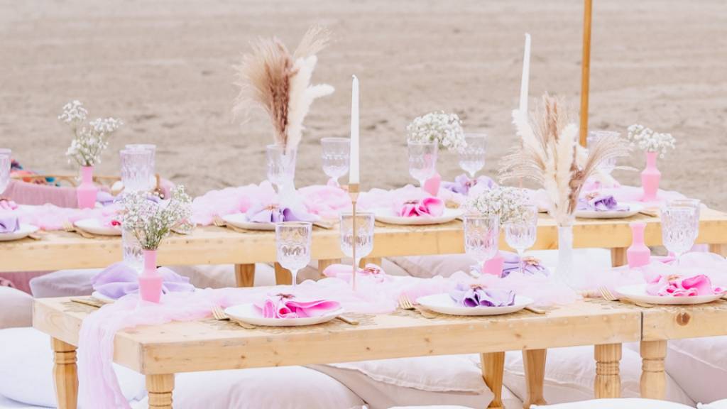 beach friendsgiving tablescape